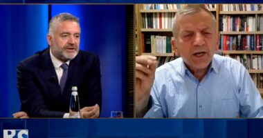 Debat në “Real Story”/ Klosi: Termi emigrantë ka rënë, shqiptarët janë diaspora. Ish-deputeti i OMONIA-s: Në takimin e Athinës nuk kishte asnjë flamur grek