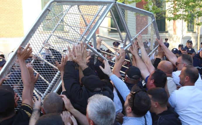 Protest in front of the City hall/ Three arrested, several others are being sought