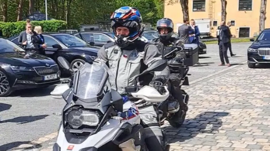 Aksidentohet me motor presidenti çek, dërgohet në spital