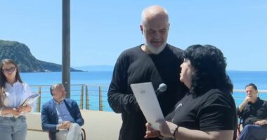 Rama i dha certifikatën e pronësisë/ Vajza e Petro Markos: Do mundohem ta kthej muze, shpirti i babait do të jetë gjithmonë aty