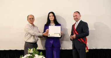 Bashkim Fino nderohet me titullin “Qytetar Nderi” nga Bashkia e Kuçovës