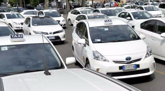 Itali, taksistët paralajmërojnë grevë kombëtare 48 orëshe
