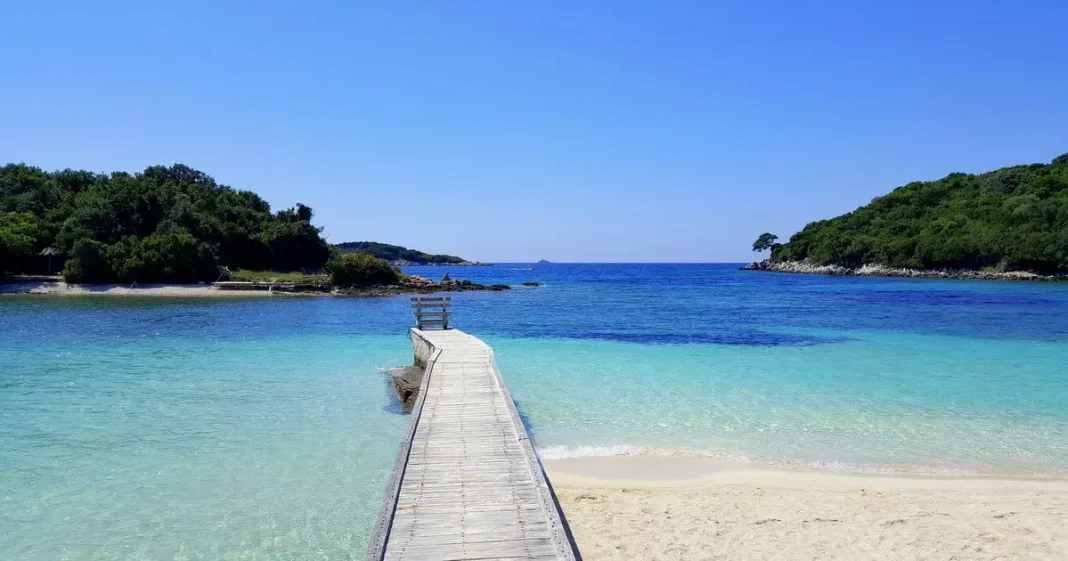 “Mirror”: Turistët dynden në Shqipëri- destinacionin me ujëra të pastër kristal dhe resorte mahnitëse