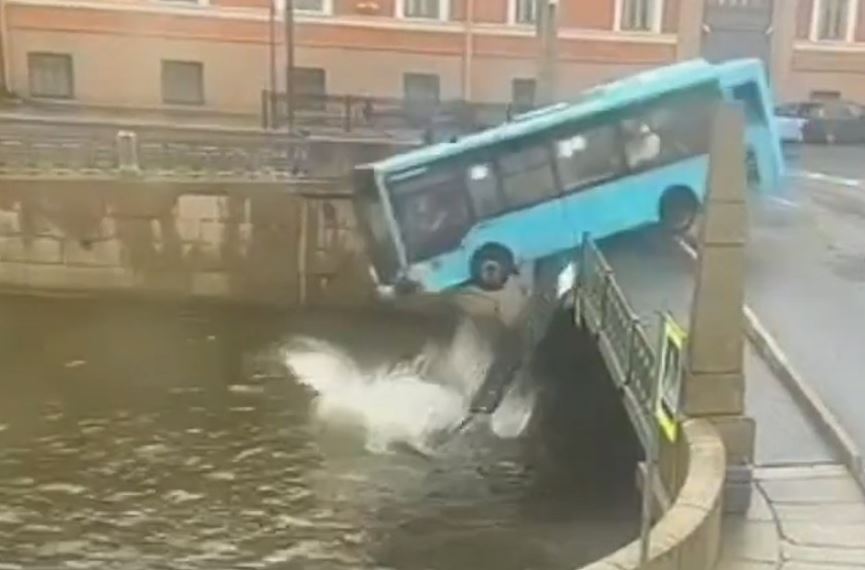 Rusi/ Shkon në 7 numri i të vdekurve nga rënia e autobusit në lumë