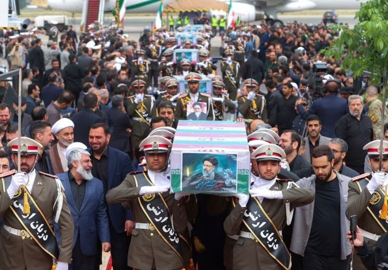 Turma të mëdha mblidhen në Teheran për ceremoninë e varrimit të presidentit iranian