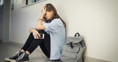 Adoleshentët që pinë kanabis janë 11 herë më të prirur ndaj problemeve mendore