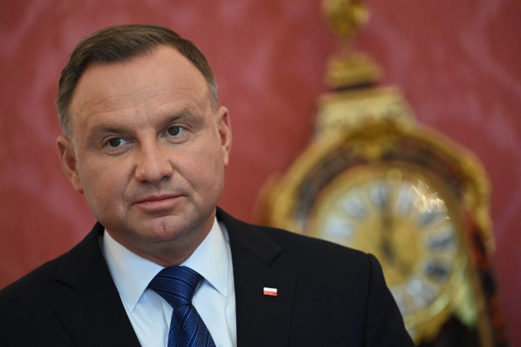 Presidenti i Polonisë dënoi përpjekjen për t’i vënë zjarrin sinagogës në Varshavë