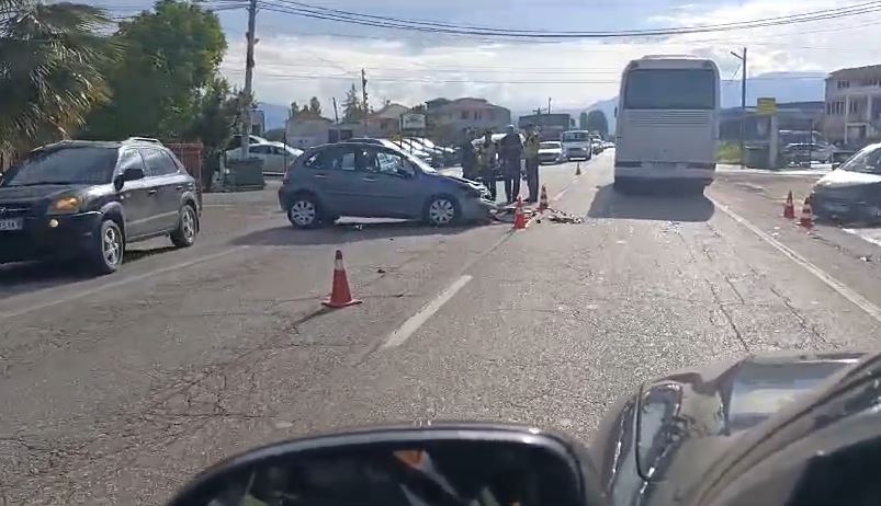 VIDEO/ Përplasen dy automjete në aksin rrugor “Bradashesh-Elbasan”, dy të plagosur