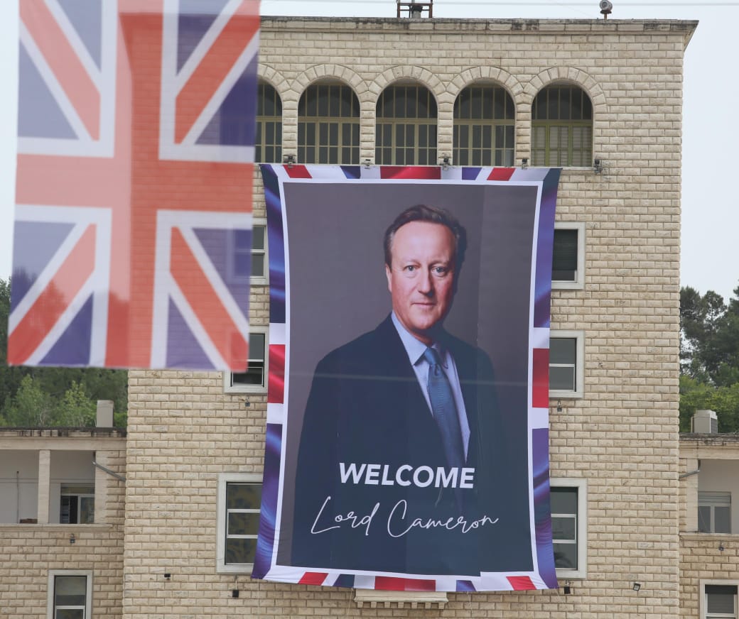 FOTO/ Vizita e Lord Cameron, Tirana shpalos posterin gjigand të sekretarit britanik