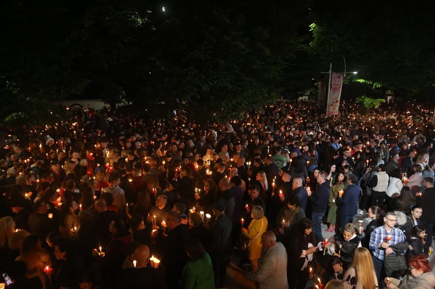 VIDEO/ “Krishti u ngjall”, besimtarët ortodoksë në të gjithë vendin kremtojnë Pashkën