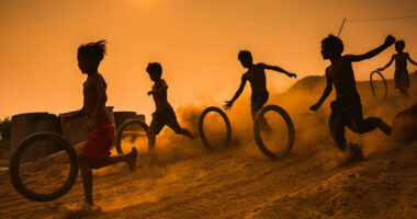 Pezullohet zv.drejtori i Shkollës së Aktrimit në Londër, shkak një film me nudistë