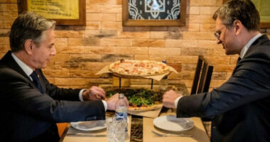 Blinken dhe Kuleba drekojnë në një piceri të veteranëve të luftës në Ukrainë