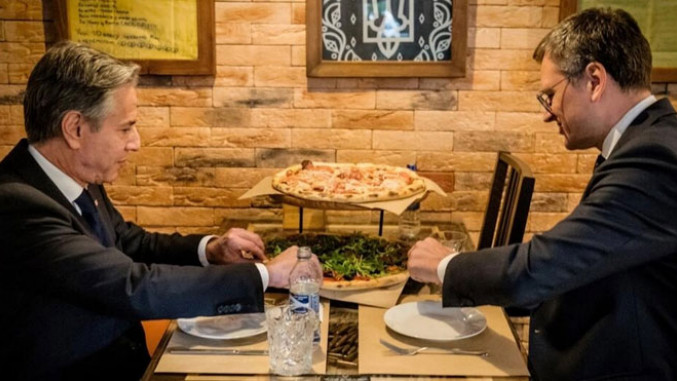 Blinken dhe Kuleba drekojnë në një piceri të veteranëve të luftës në Ukrainë