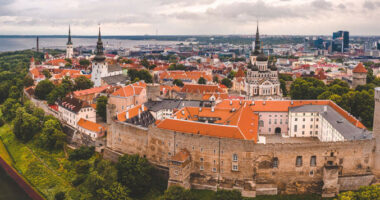 Estonia do të lejojë përdorimin e fondeve të ngrira ruse për dëmet e luftës në Ukrainë