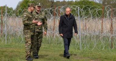 Tusk: Polonia ndan 23 milionë euro për sigurinë për shkak të kërcënimit rus