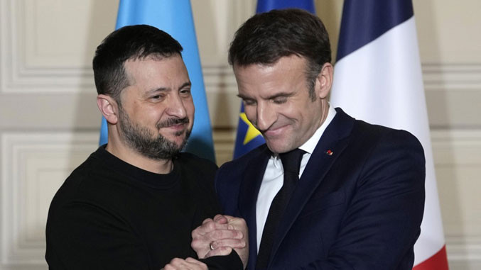 Macron telefonatë me Zelenskyy, dënoi forcimin e sulmeve ruse në Ukrainë