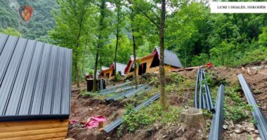 Po ndërtonte pa leje, 6 kabina druri që do të përdoreshin për turizëm, procedohet penalisht burri në lumin e Shalës