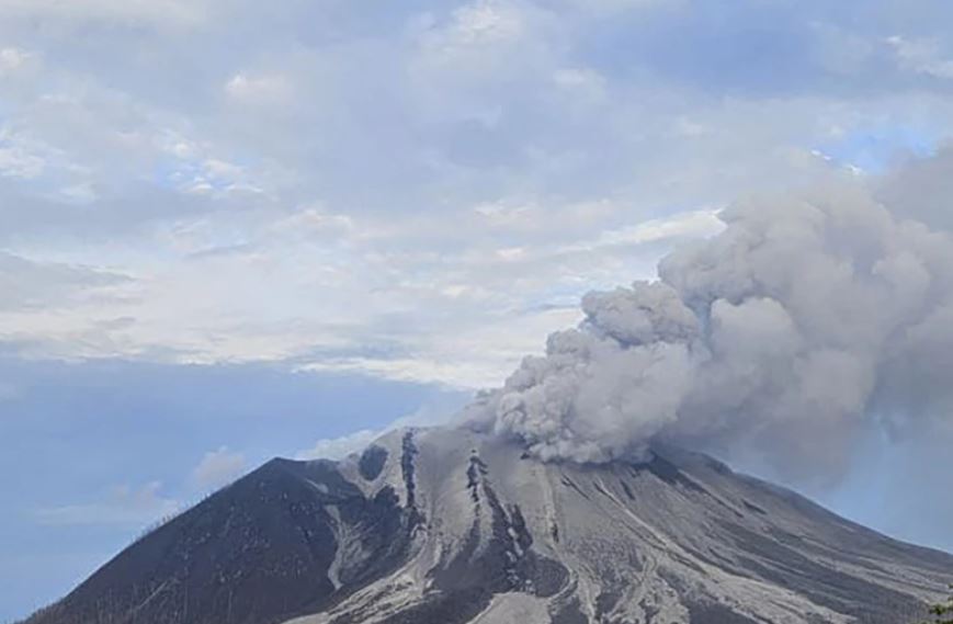 Indonezi/ Mbi 12 mijë persona evakuohen pas shpërthimit të vullkanit