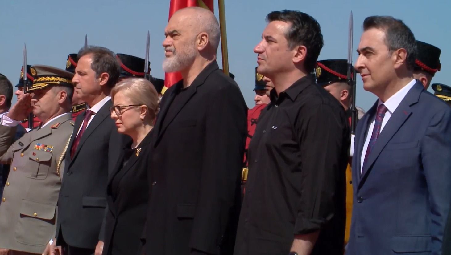 ”5 Maji”, Veliaj homazhe pranë memorialit “Nënë Shqipëri”: Nderojmë dëshmorët që dhanë jetën për lirinë e vendit
