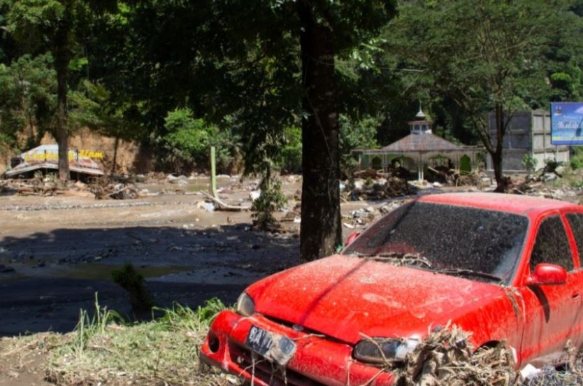 Përmbytjet dhe rrëshqitjet e dheut godasin Indonezinë, 34 të vdekur dhe 16 të zhdukur