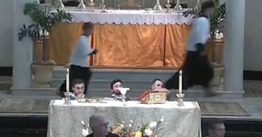 Panik në kishë, adoleshenti tenton të sulmojë të pranishmit