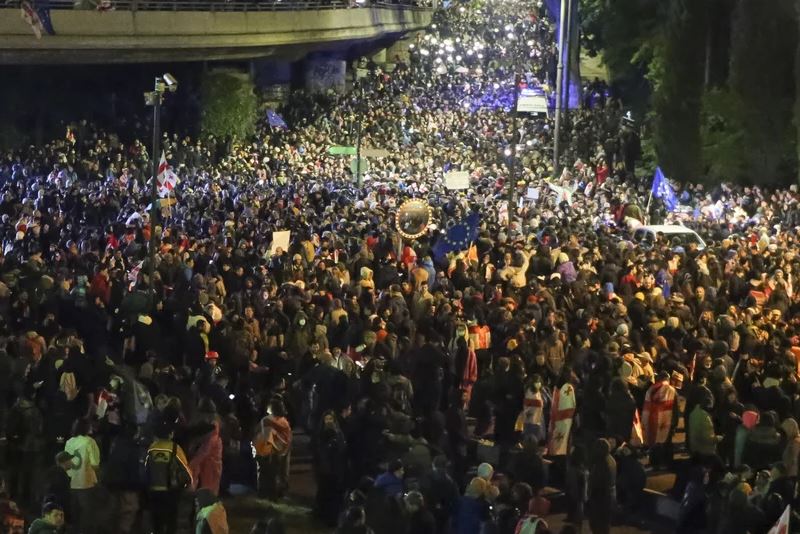 VIDEO/ Mijëra protestues të zemëruar mbushin rrugët pas miratimit të ligjit për ‘agjentët e huaj’