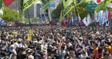 Punëtorët dhe aktivistët në Europë dhe Azi protestojnë për 1 Maj, kërkojnë rritje pagash dhe siguri në punë