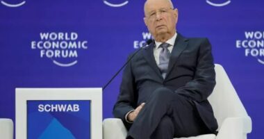 Klaus Schwab dorëhiqet si kreu i Forumit të Davos-it pas 50 vitesh në drejtim