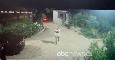 VIDEO/ U plagos në këmbë, momenti kur autori zbraz armën ndaj kushëririt në Durrës