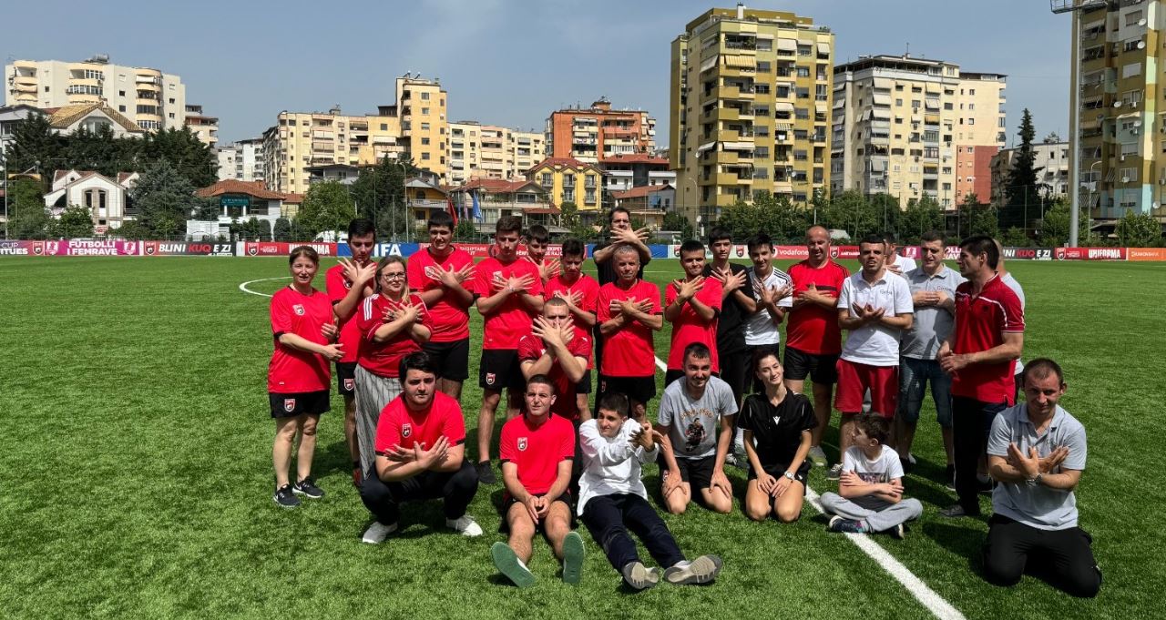 “Futbolli na bashkon”/ FSHF organizon ndeshje miqësore mes “Caritas Albania” & “B&B Autizmi Flet”