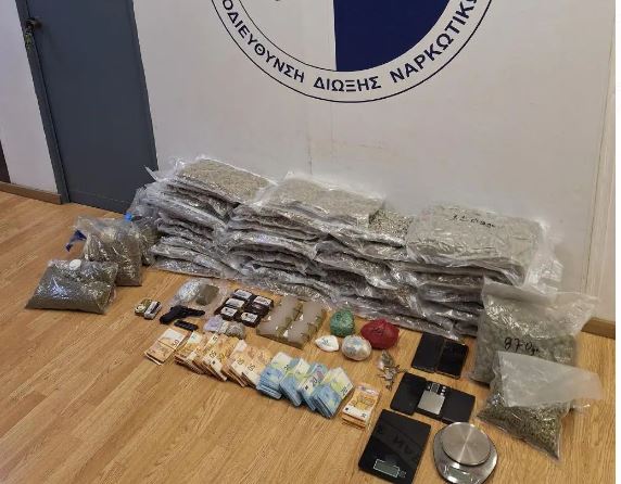EMRAT/ Drogë, para dhe armë në banesë, arrestohen 3 shqiptarë në Greqi