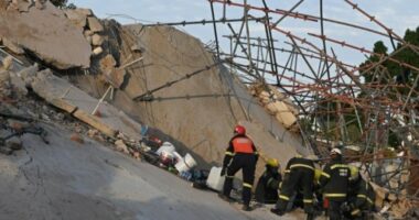 Shembja e ndërtesës në Afrikën e Jugut/ Shtatë të vdekur, rreth 40 të tjerë të bllokuar në rrënoja