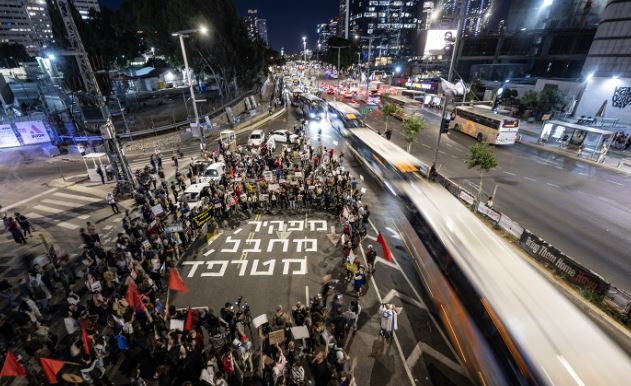 Përleshje mes policisë dhe familjarëve të pengjeve në Tel Aviv