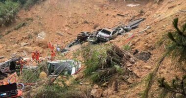 VIDEO/Shembja e autostradës në Kinë vrau 19 persona, makinat mbulohen nga masivi i dherave