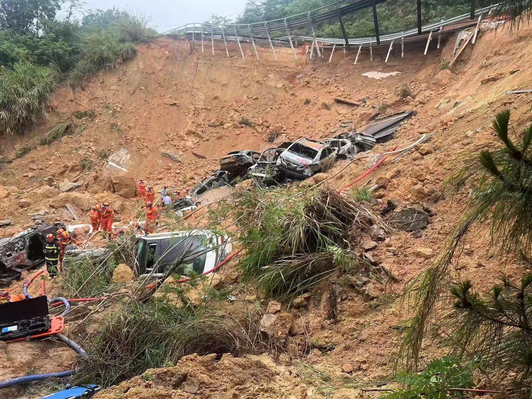 VIDEO/Shembja e autostradës në Kinë vrau 19 persona, makinat mbulohen nga masivi i dherave