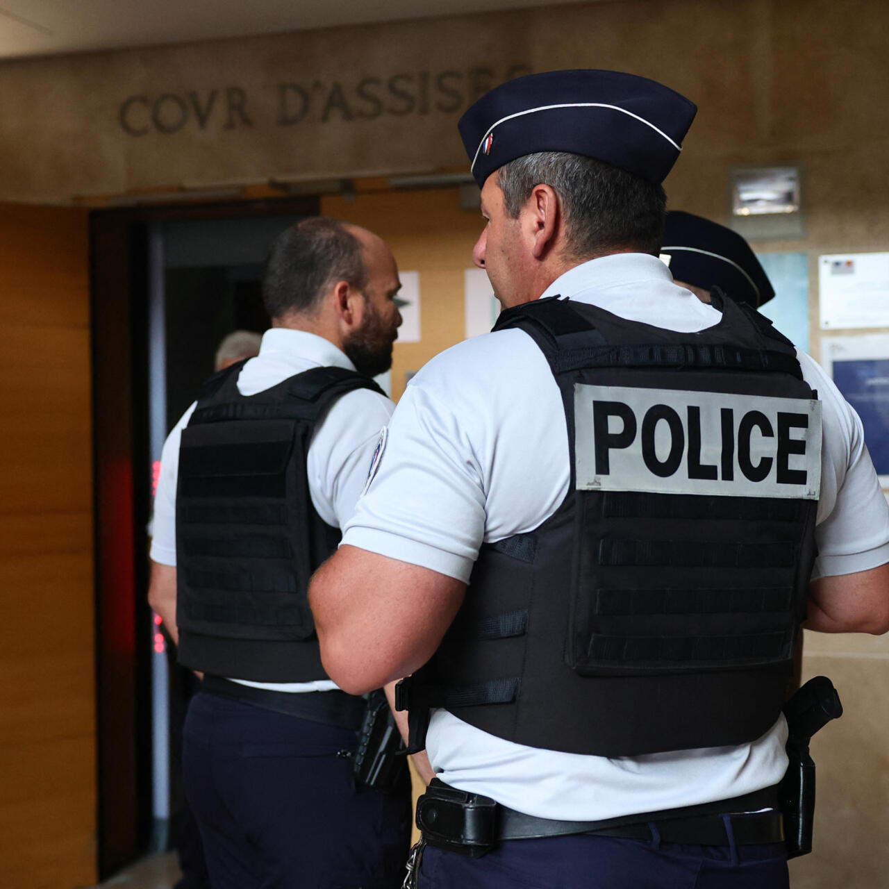 Ishte ndaluar për dhunë, burri qëllon dy oficerë brenda komisariatit të policisë në Paris