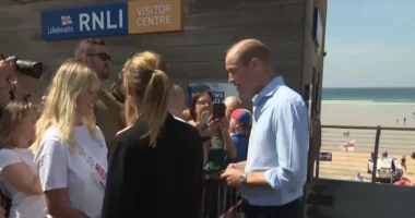 VIDEO/ Gruaja britanike i kërkoi ta puthte, reagimi epik i Princit William