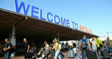 Mijëra rusë që ikën në Turqi, detyrohen të largohen nga vendi