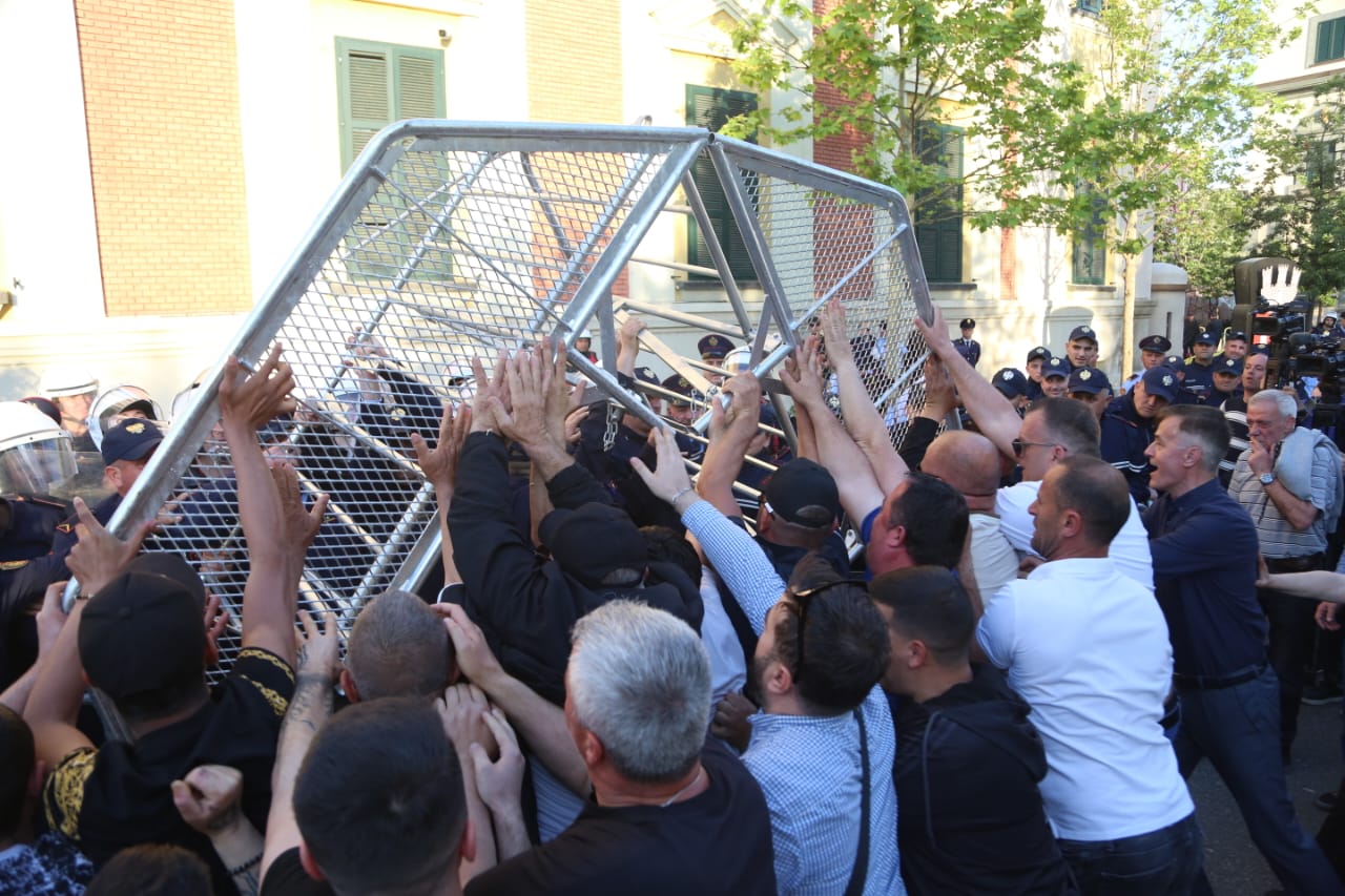 Dhuna me molotov ndaj bashkisë/ Procedohen penalisht tre protestues, tre të tjerë në kërkim