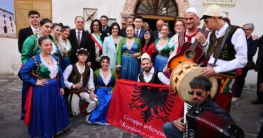 Presidenti Begaj vijon turin në Kalabri, viziton bibliotekën dhe kishën e ndërtuar nga arbëreshët