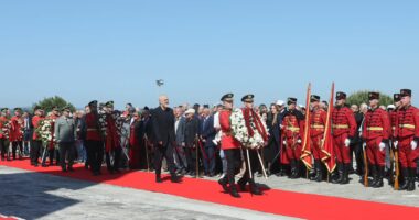 Lavdi dëshmorëve të atdheut/ Nderohet sakrifica e heronjve të luftës dhe paqes