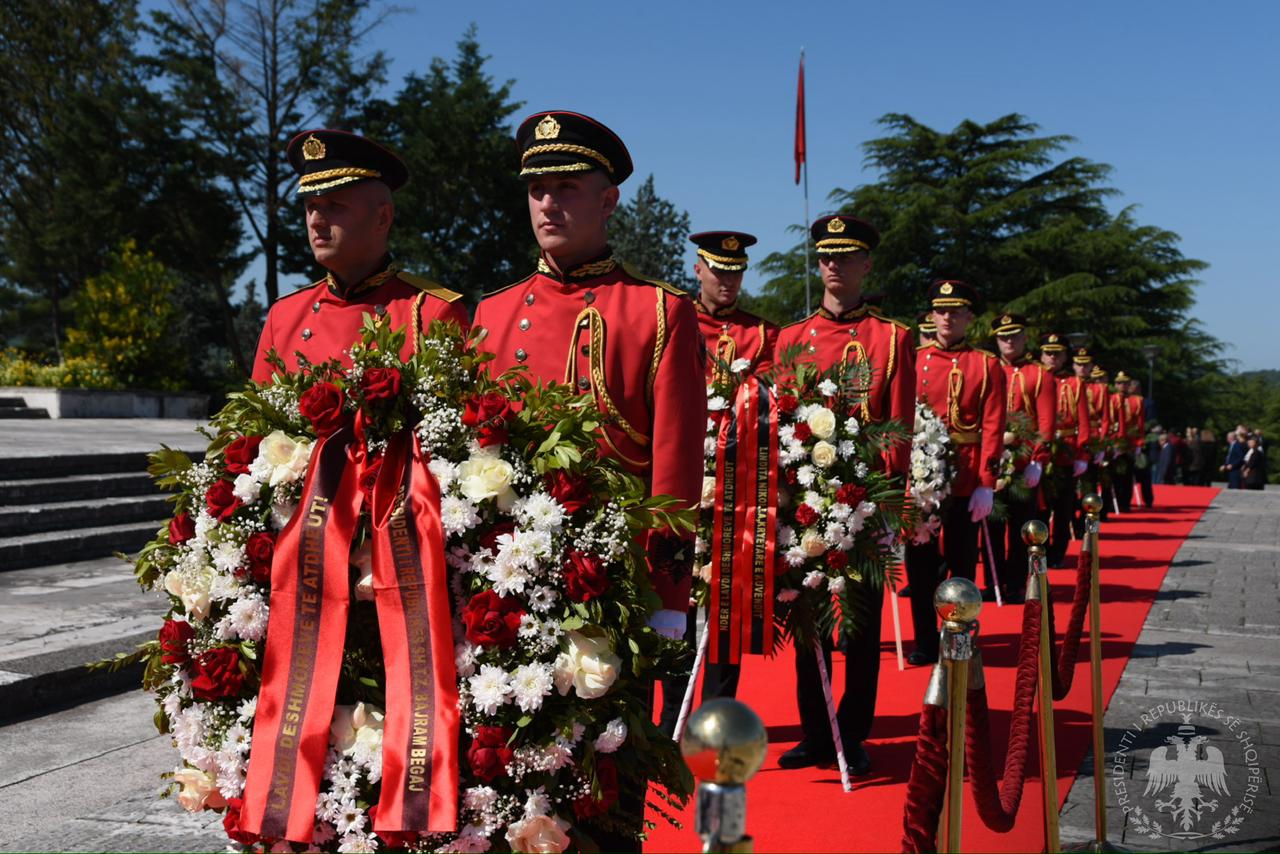 Begaj përkujton Dëshmorët e Atdheut: Kurajo, patriotizmi dhe shpirti i tyre i sakrificës do kenë përjetësisht nderimin tonë