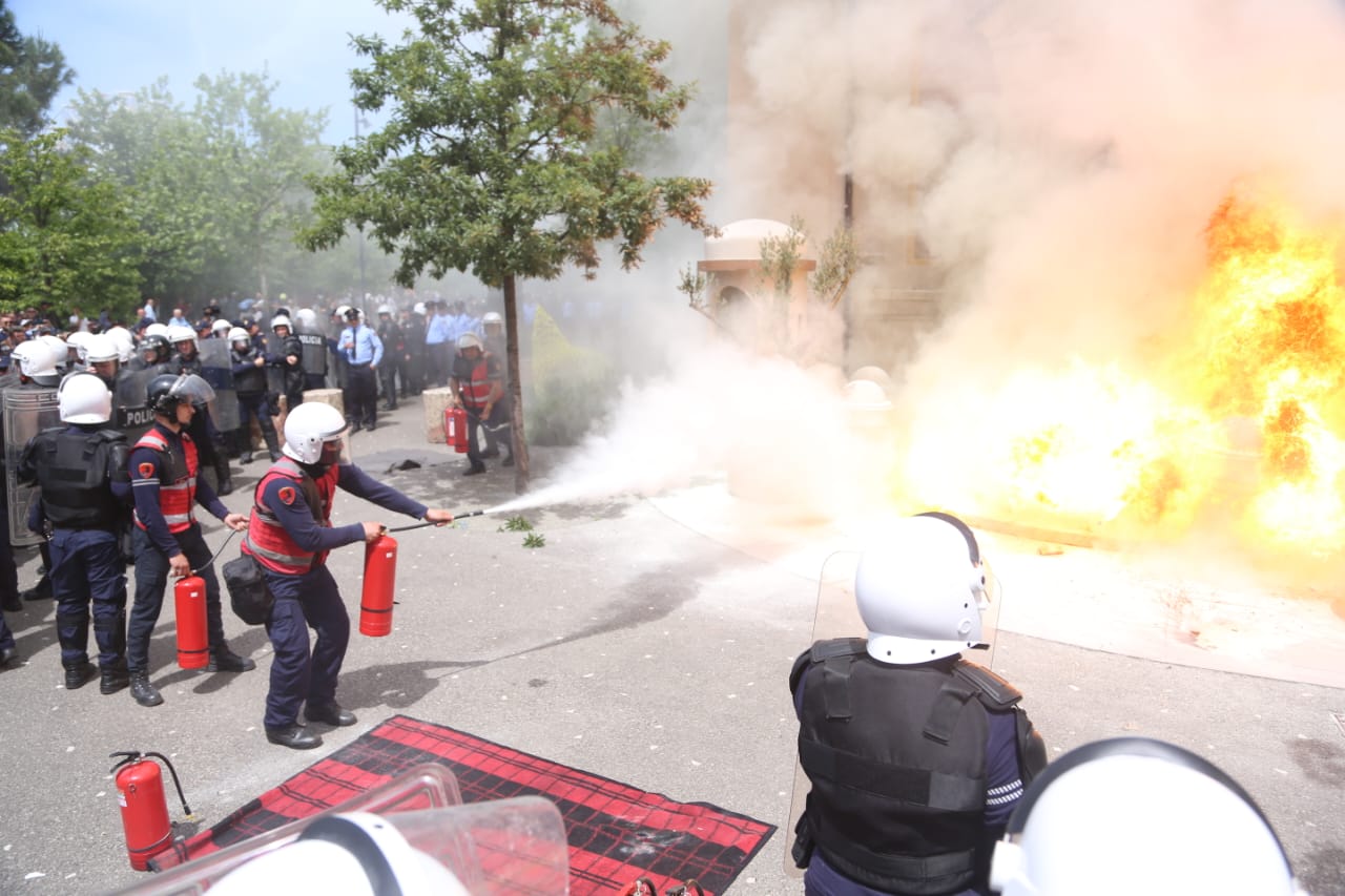 Opozita nuk ndal molotovin/ Dhunë e zjarr para bashkisë, kërkon lirimin e Berishës