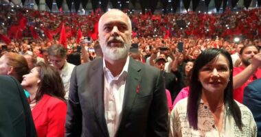 Turi në Diasporë/ Pritja madhështore nga shqiptarët në Athinë. “S’i kam tradhtuar ata që na besuan”, mesazhet e Ramës nga takimi me emigrantët në Greqi