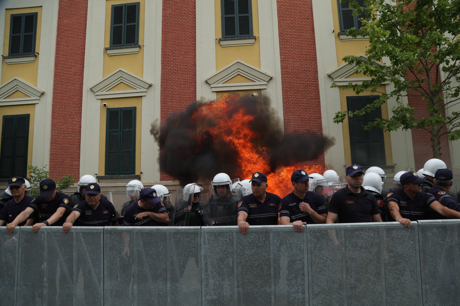 Hodhi molotov gjatë protestës në Bashkinë e Tiranës, arrestohet 38-vjeçari