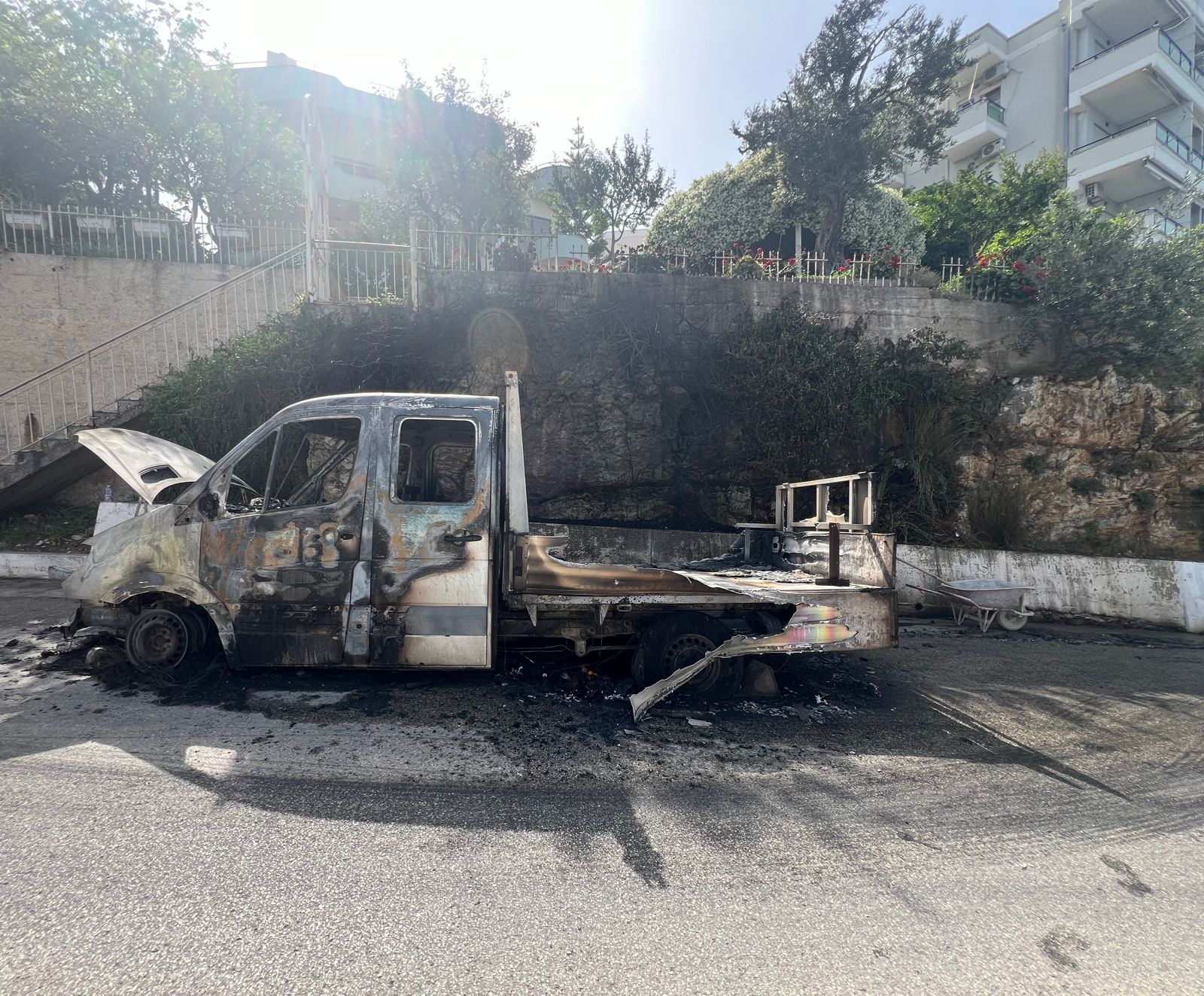 VIDEO/ Shkrumbohet furgoni në Vlorë