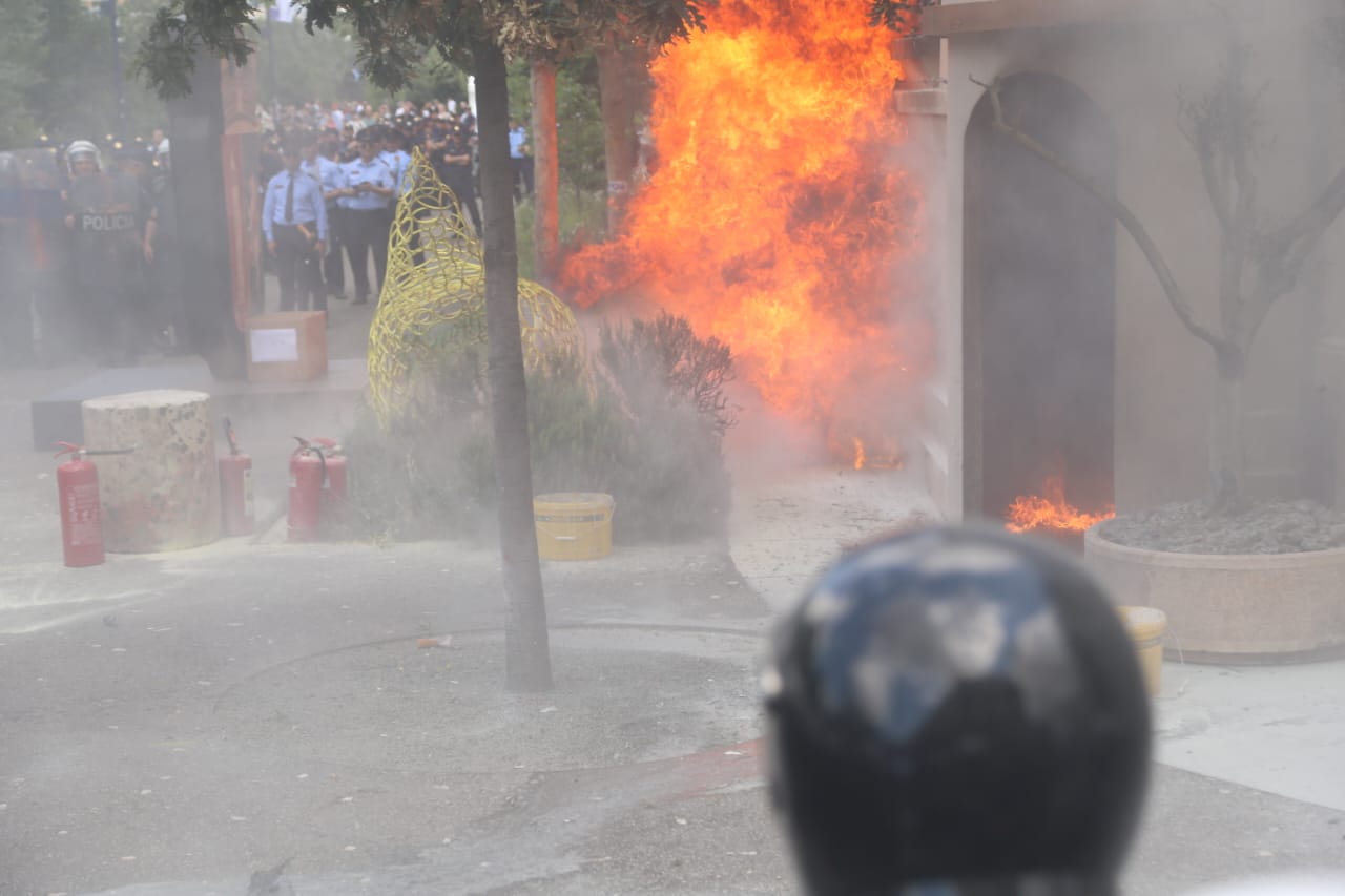 Arrestohet dhunuesi i gazetarëve/ Tiranë, molotov bashkisë, pranga 49 vjeçarit