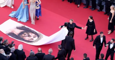 FOTO/ U shfaq në Festivalin e Kanës me fustanin me fytyrën e Krishtit, ndalohet nga rojet e sigurisë modelja