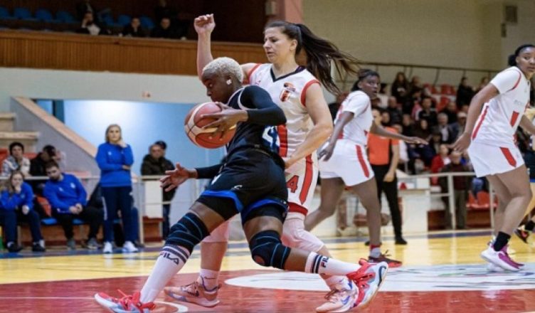 Basketboll/ Flamurati reziston në finale, vajzat vlonjate mundin Tiranën në Vlorë