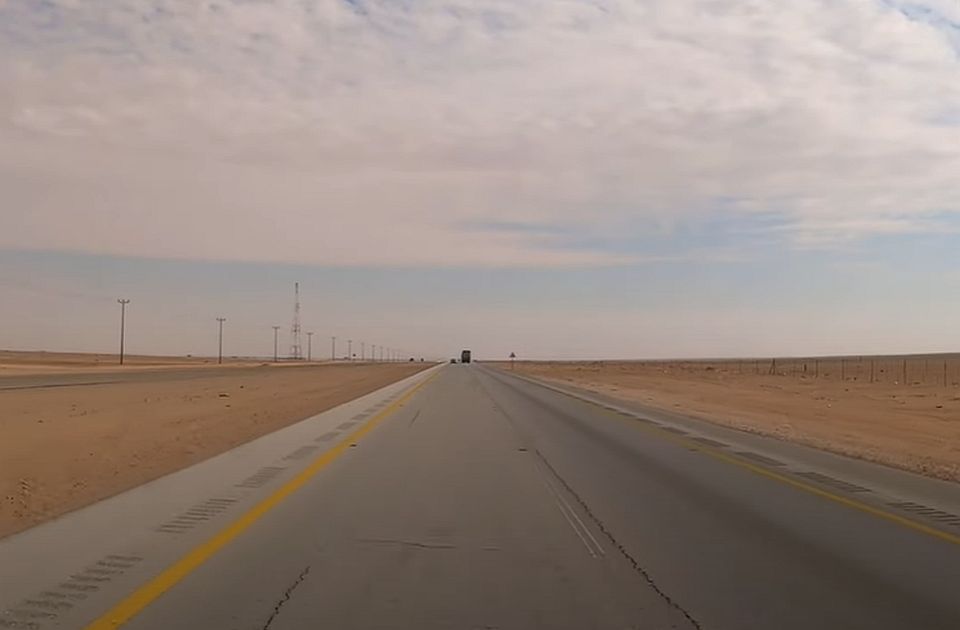 VIDEO/ Kjo është autostrada më e mërzitshme në botë, nuk ka asnjë kthesë apo kodër